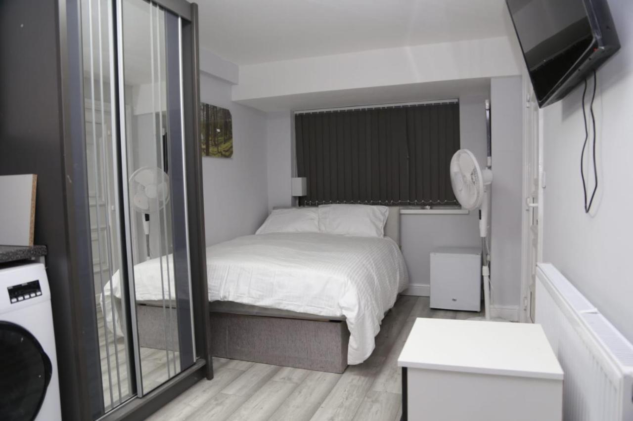A A Guest Rooms Woolwich Лондон Экстерьер фото